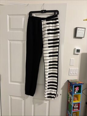 Womens Black & White Piano Print Jogger Pants